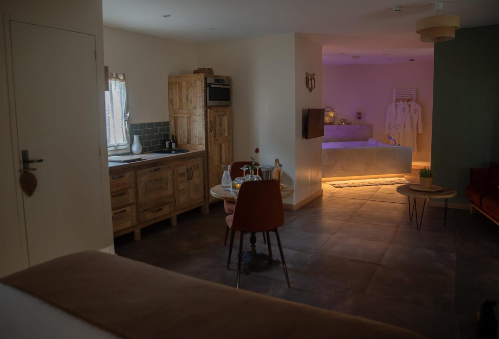 Le Mas Aux Amoureux , Suite Romantique Et Spa Ле Баркарес Экстерьер фото